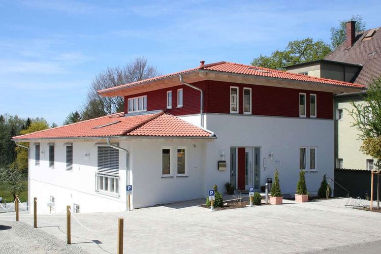 Moderne Stadtvilla mit mehreren ausgewiesenen Parkplätzen