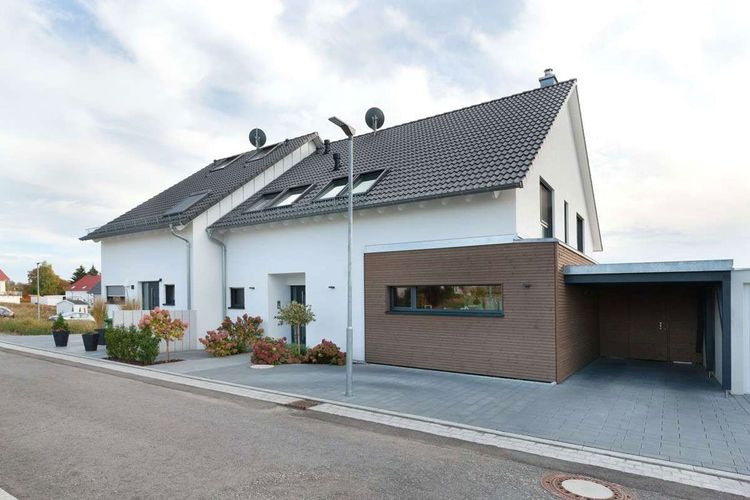 Modernes Doppelhaus mit Carport