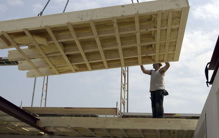 Montage eines Fertighauses auf der Baustelle