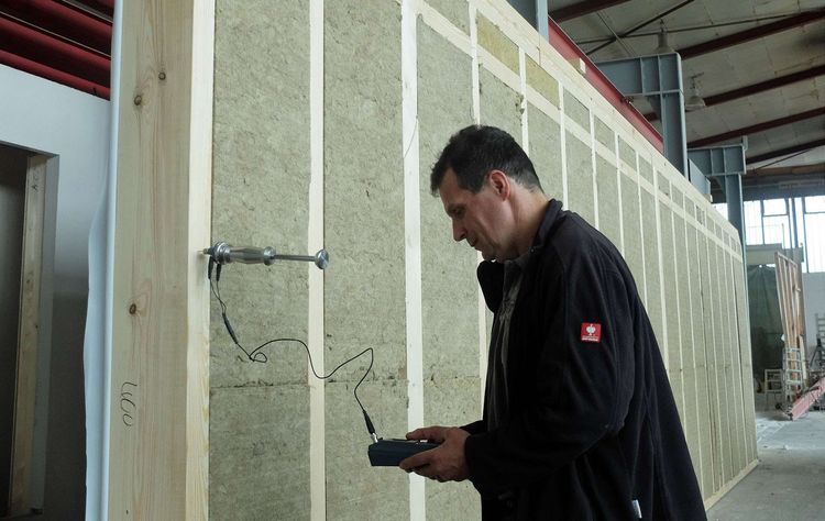 Messung verschiedener Richtwerte in einer Holzwand