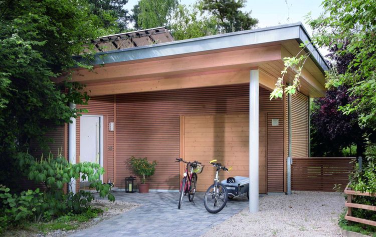 Modernes Holzfertighaus mit überdachtem Eingang
