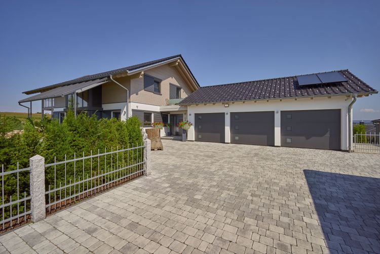 Modernes Holzhaus mit Mischfassade aus Holz und Putz und komfortabler Ausstattung