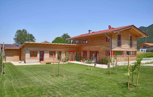 Modernes Holzhaus mit durchgängiger Holzfassade, Nebengebäude mit Büro im Chiemgau