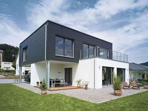 Kubisches Flachdachhaus von Weberhaus mit überdachter Terrasse und Dachterrasse