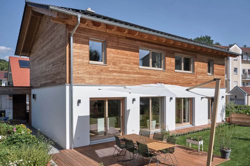 sonnleitner-kundenhaus-holzhaus-regensburg-garten-holzterrasse.jpg