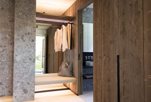 Die Garderobe samt großem Ganzkörper-Spiegel des modernen und großzügigen Holzhauses, bzw. Massivholzhauses im Landhausstil im Musterhauspark in Ortenburg. Der Neubau erinnert an die Chalets im Alpenvorland, hat aber viele moderne Designelemente.