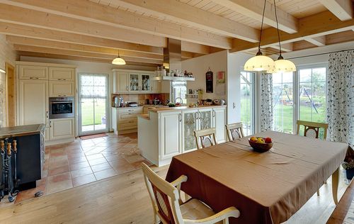 Das Esszimmer des modernen Holzhauses in mediterranem Stil mit mineralischem Außenputz